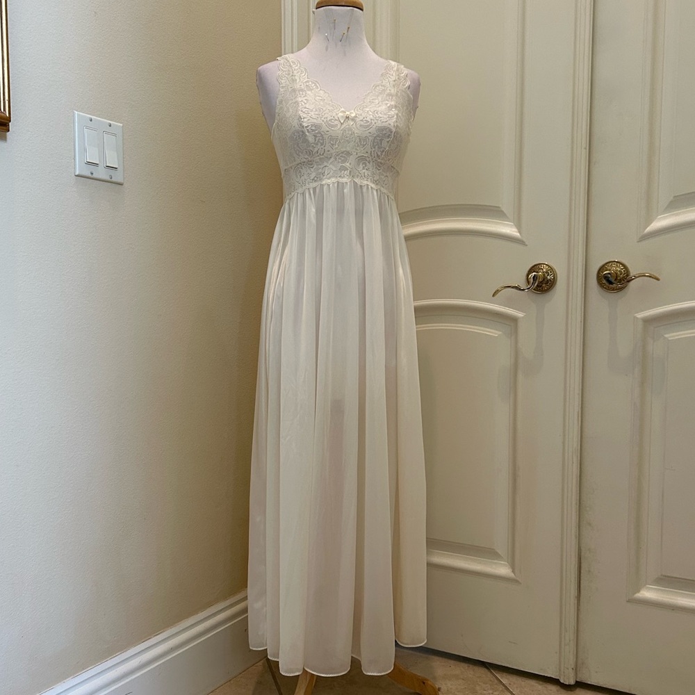 NWOT Shadowline ivory and stretch lace bodice long nightgown